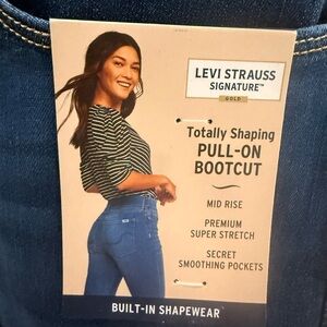 Levi's Signature Women's Dark Blue Bootcut Jeans